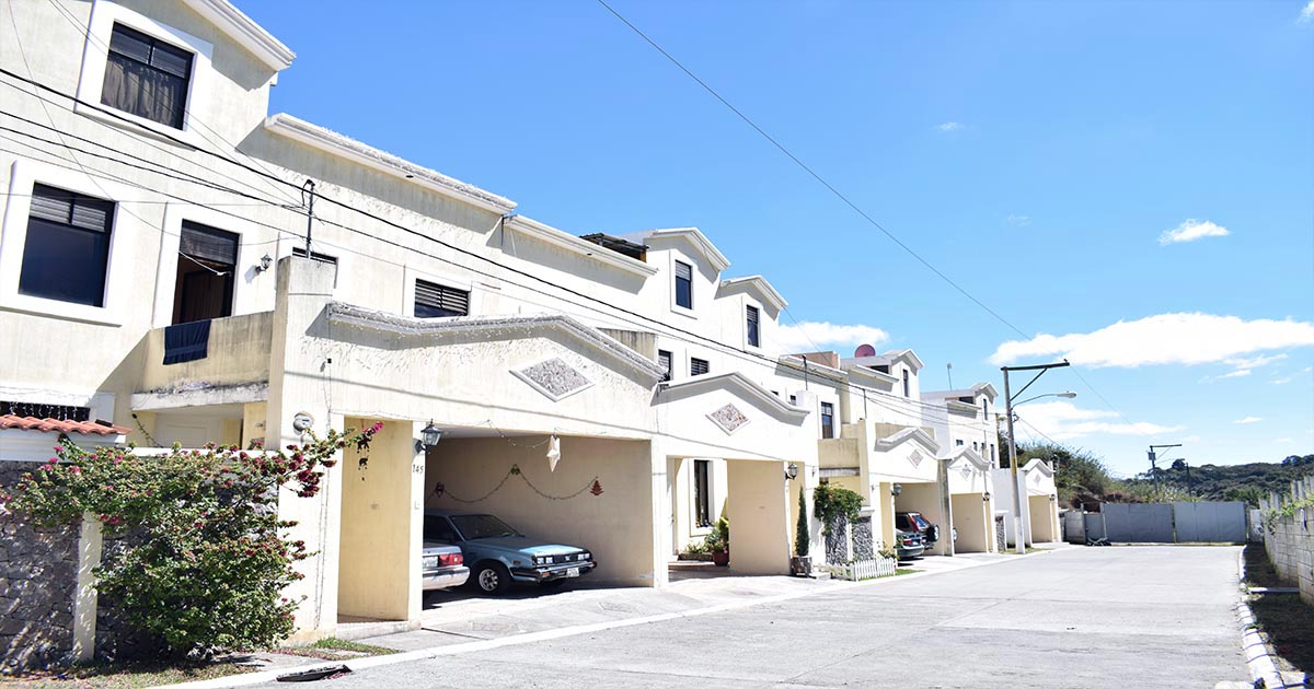 Venta de Casa o Casas, Terrenos, Propiedades, Apartamentos, Inmuebles en Guatemala, zona 11, zona 7, zona 2, zona 18, zona 16, Mixco, Carretera Al Salvador, Fraijanes, Santa Catarina Pinula, Antigua Guatemala, Villa Nueva, Villa Canales, San Miguel Petapa - Venta o Alquiler de Casas En Guatemala